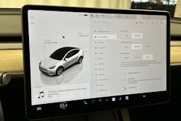 valkoinen Tesla Model Y 2022 kuva 28.