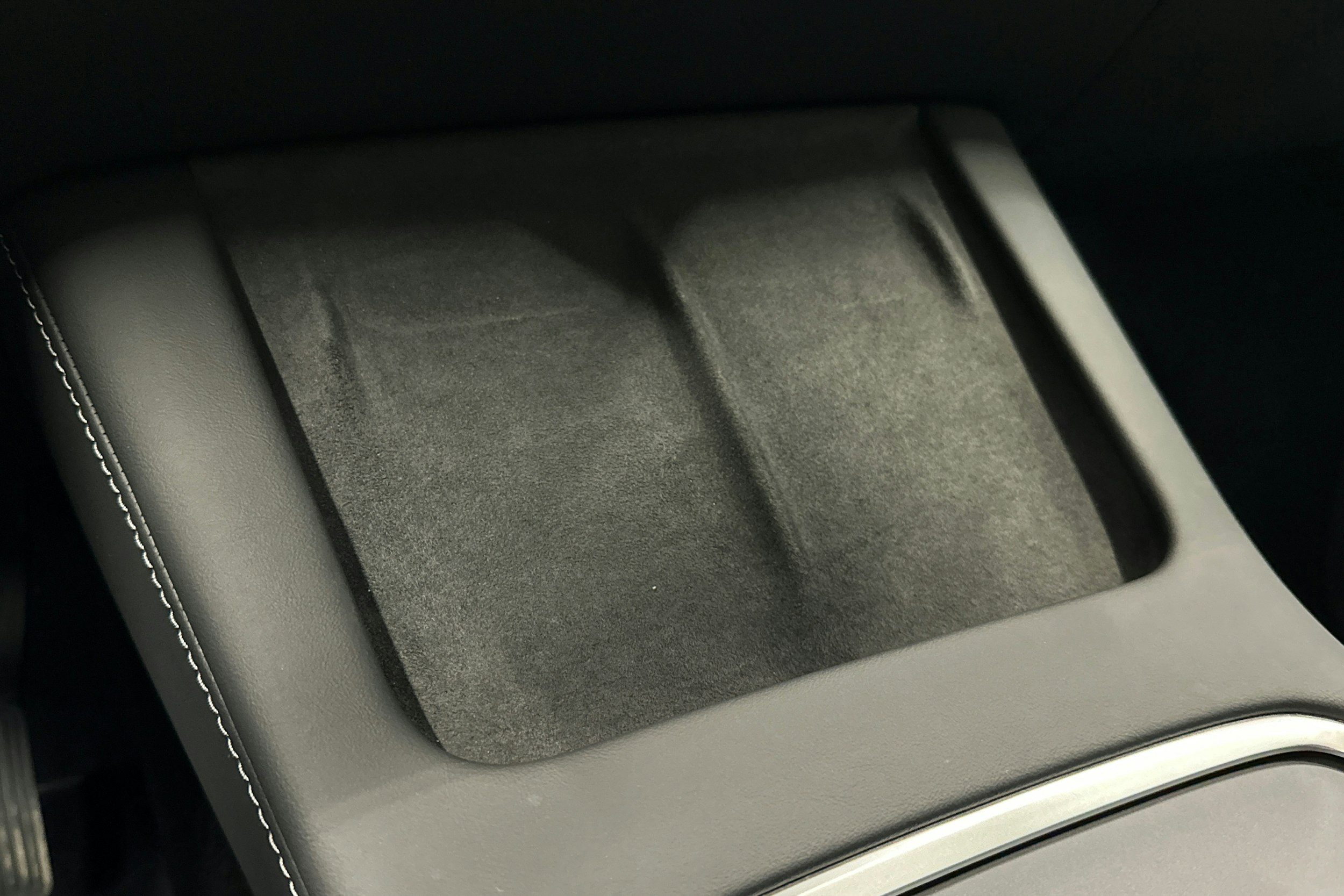 valkoinen Tesla Model Y 2022 kuva 31.