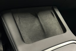 valkoinen Tesla Model Y 2022 kuva 31.