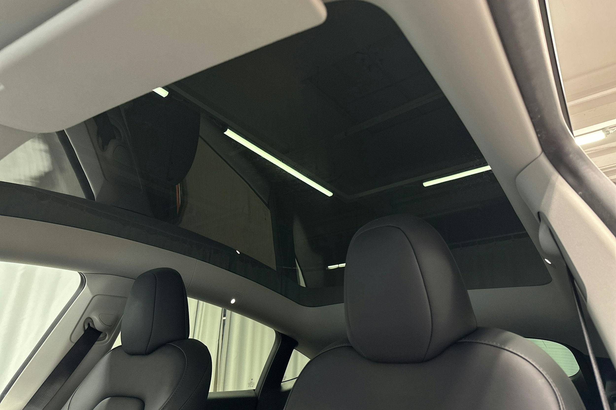 valkoinen Tesla Model Y 2022 kuva 32.