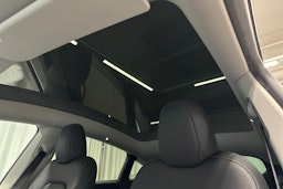 valkoinen Tesla Model Y 2022 kuva 32.