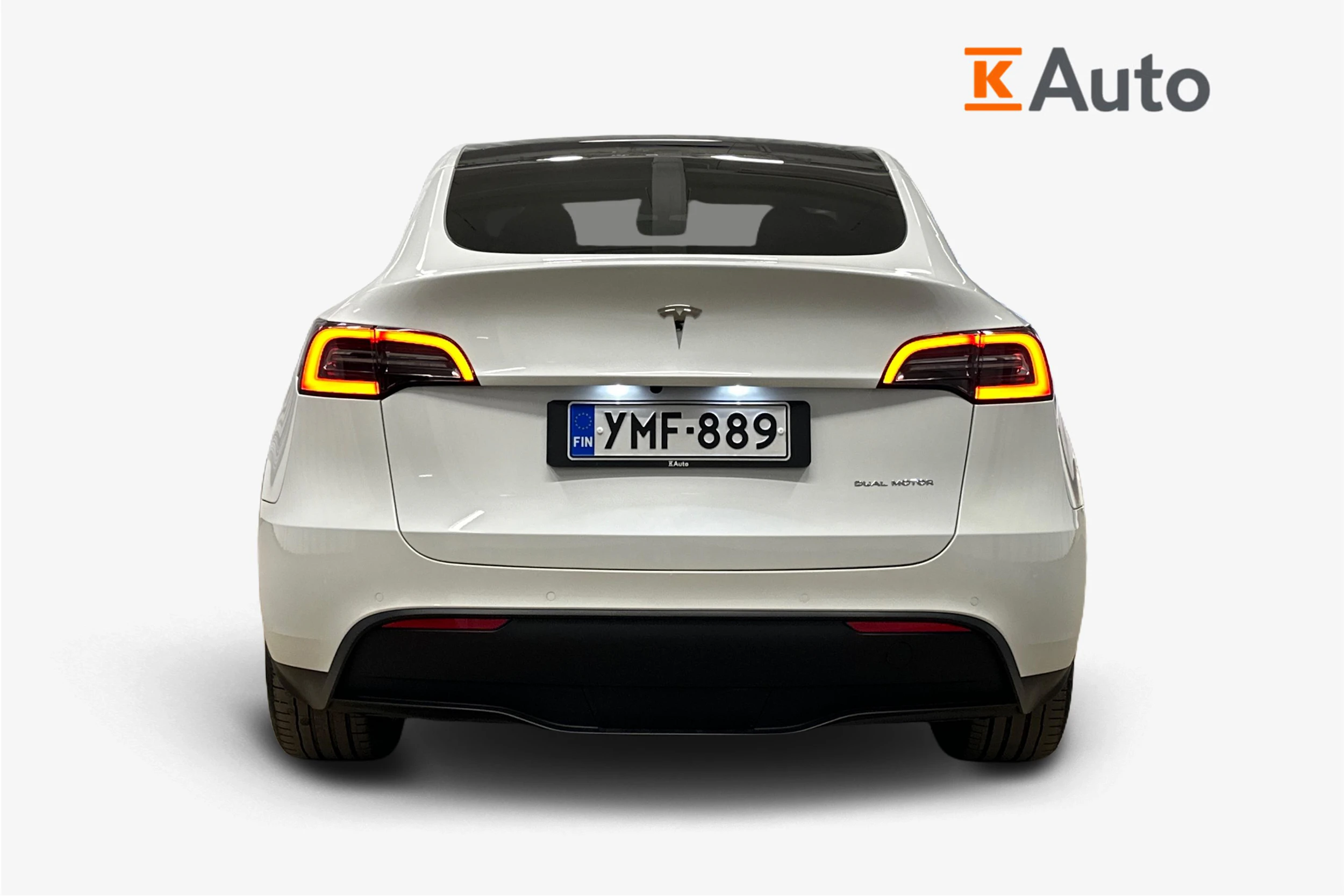 valkoinen Tesla Model Y 2022 kuva 3.