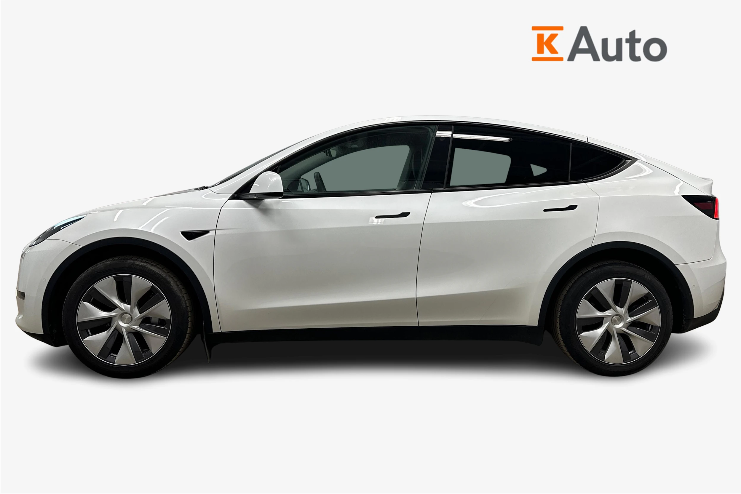 valkoinen Tesla Model Y 2022 kuva 5.