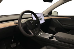 valkoinen Tesla Model Y 2022 kuva 6.
