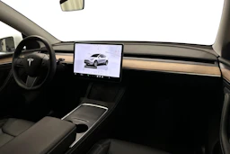 valkoinen Tesla Model Y 2022 kuva 7.