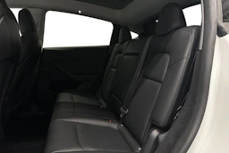 valkoinen Tesla Model Y 2022 kuva 8.