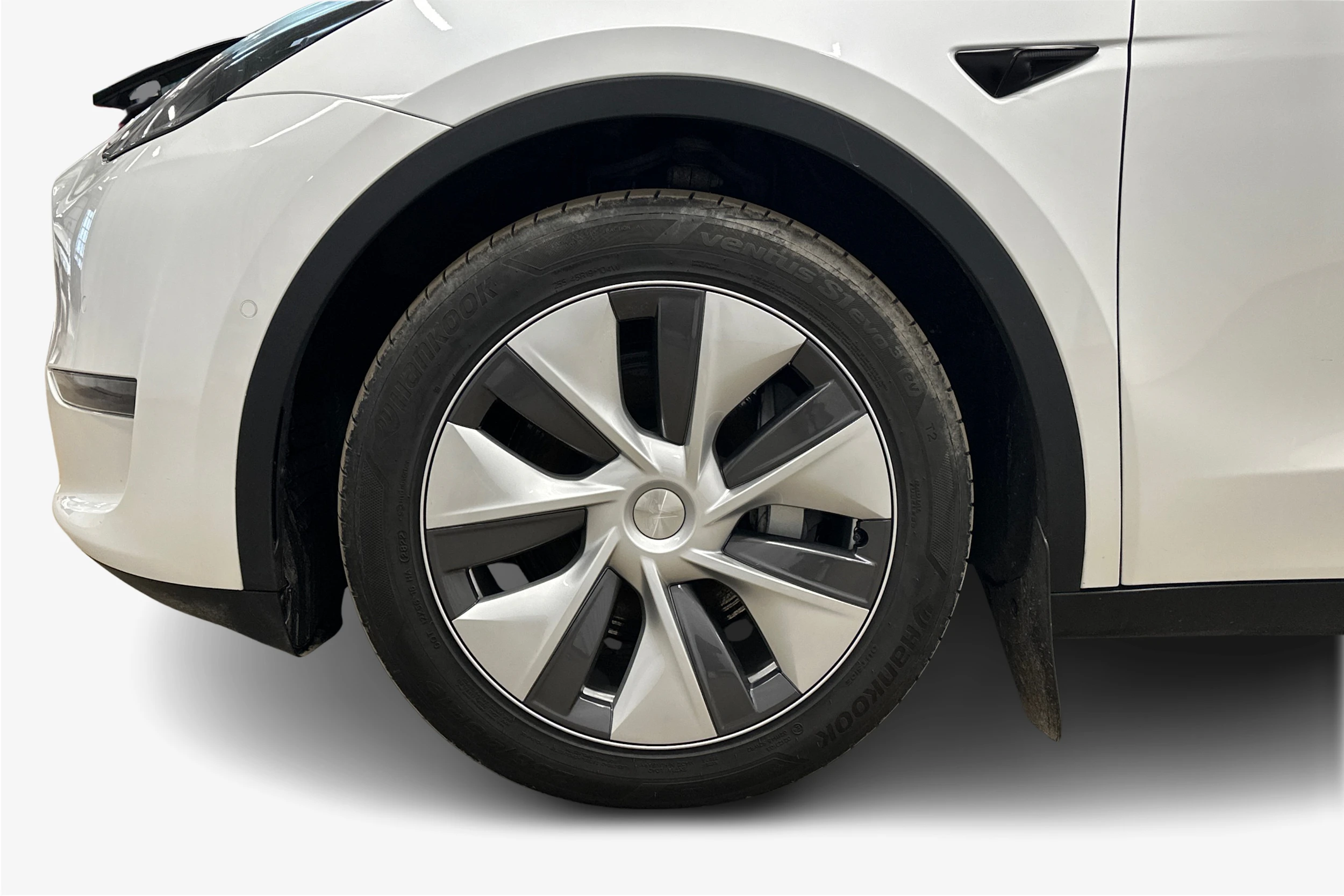 valkoinen Tesla Model Y 2022 kuva 9.