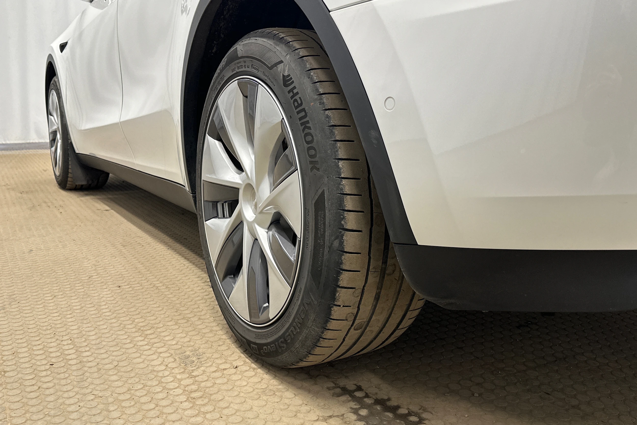 valkoinen Tesla Model Y 2022 kuva 10.