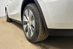 valkoinen Tesla Model Y 2022 kuva 10.