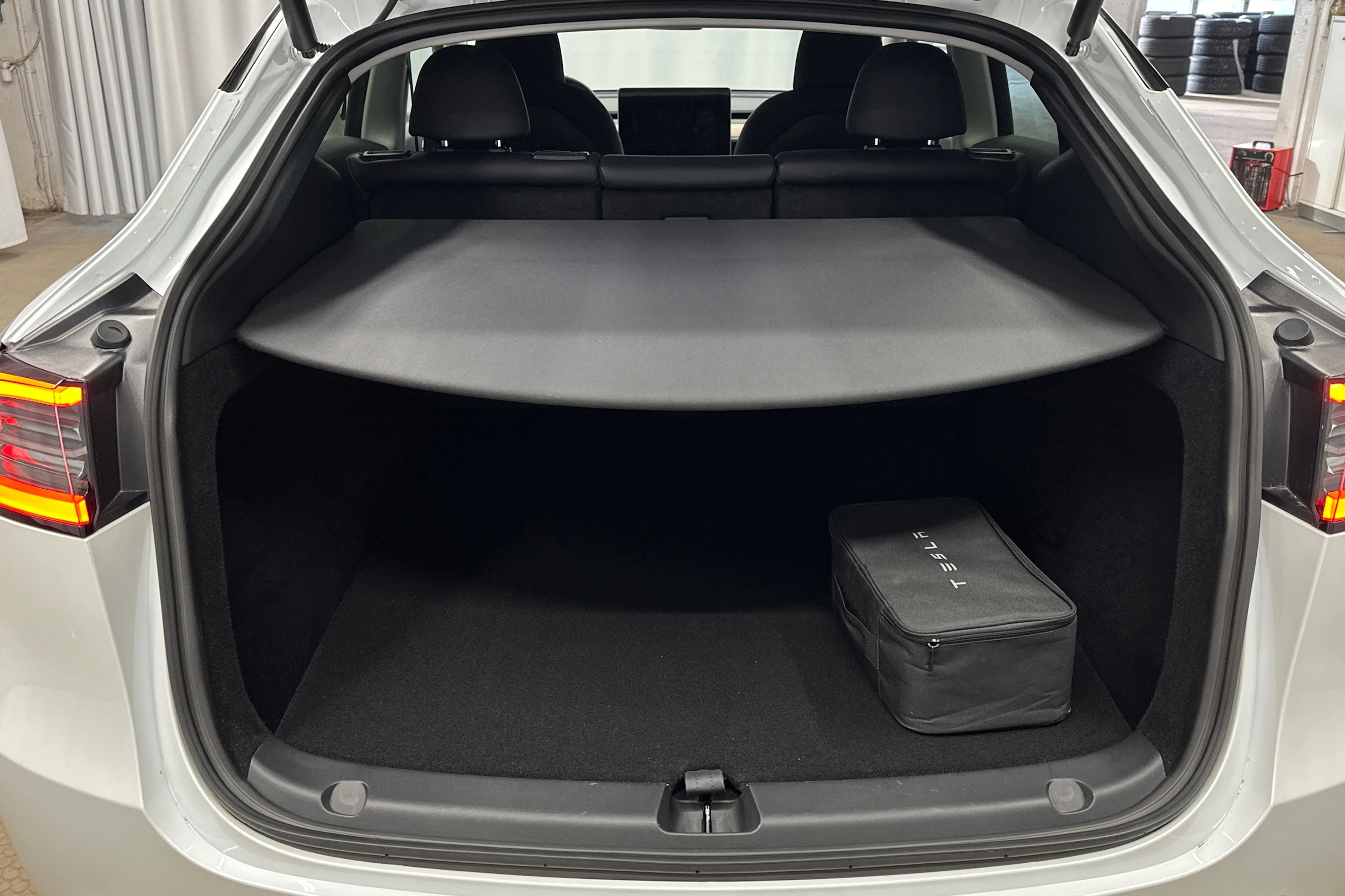 valkoinen Tesla Model Y 2022 kuva 11.