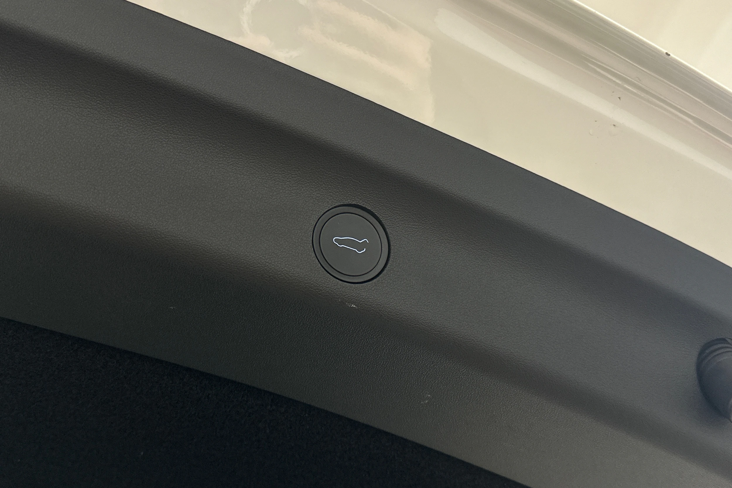 valkoinen Tesla Model Y 2022 kuva 12.