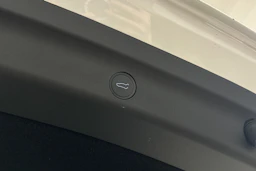 valkoinen Tesla Model Y 2022 kuva 12.