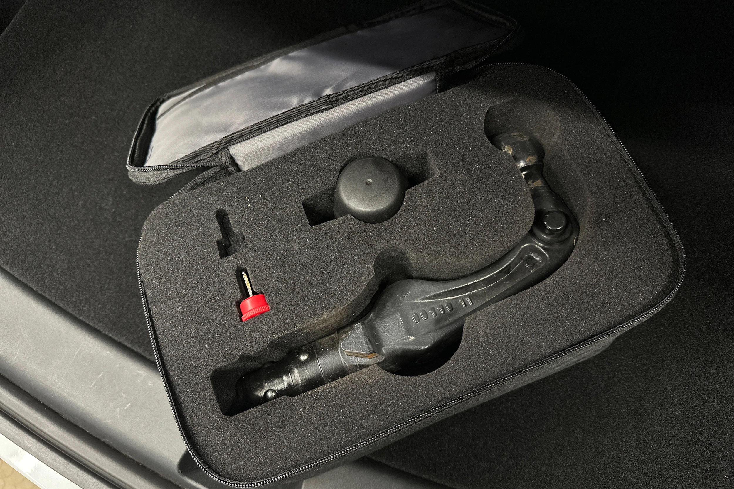 valkoinen Tesla Model Y 2022 kuva 13.