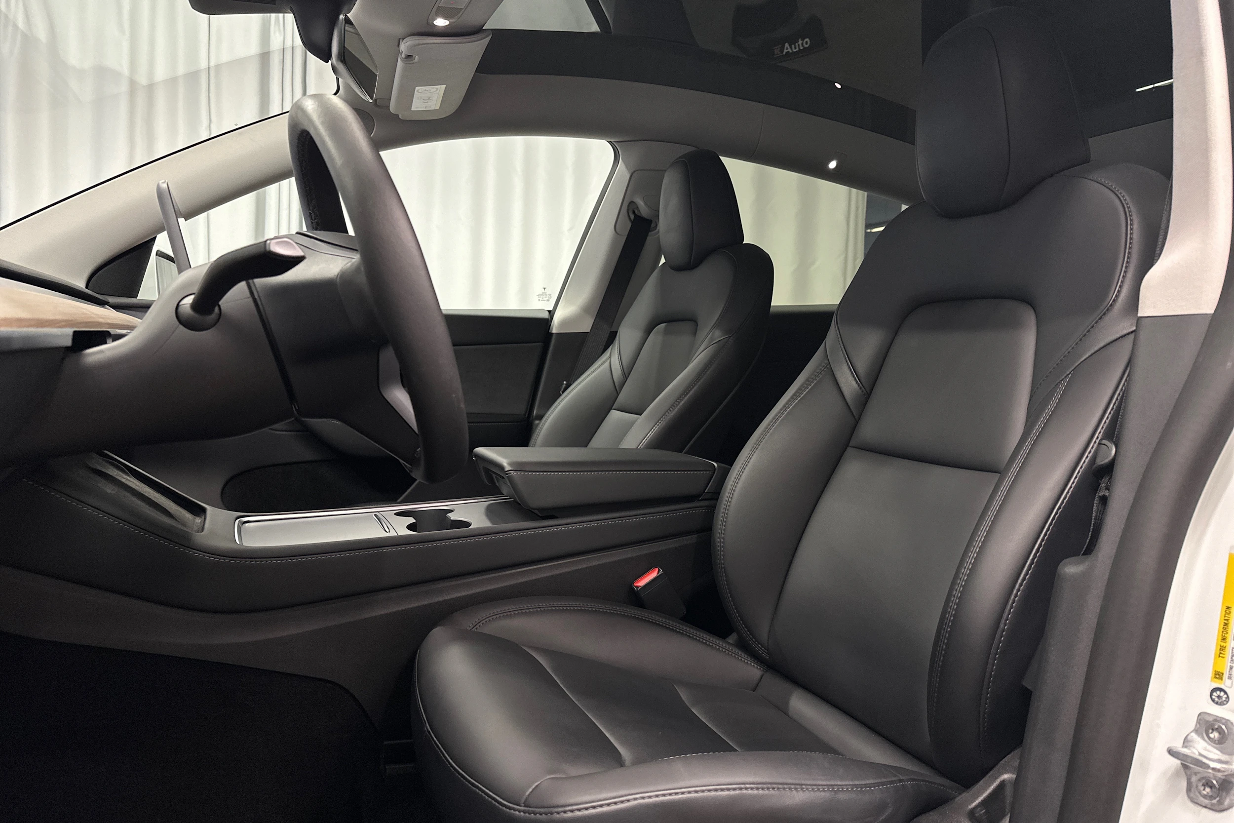 valkoinen Tesla Model Y 2022 kuva 14.