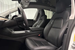 valkoinen Tesla Model Y 2022 kuva 14.