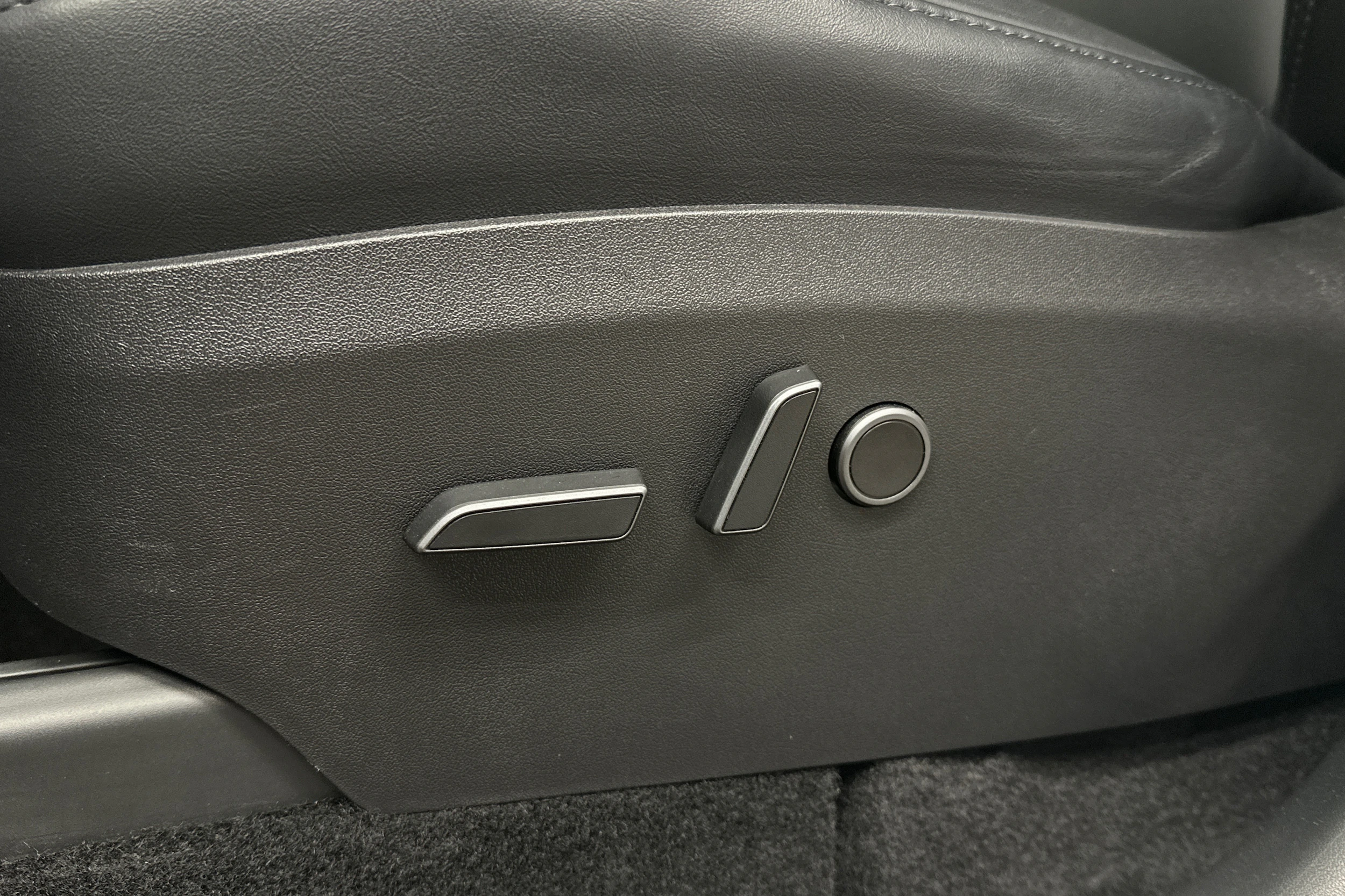 valkoinen Tesla Model Y 2022 kuva 15.