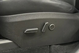 valkoinen Tesla Model Y 2022 kuva 15.