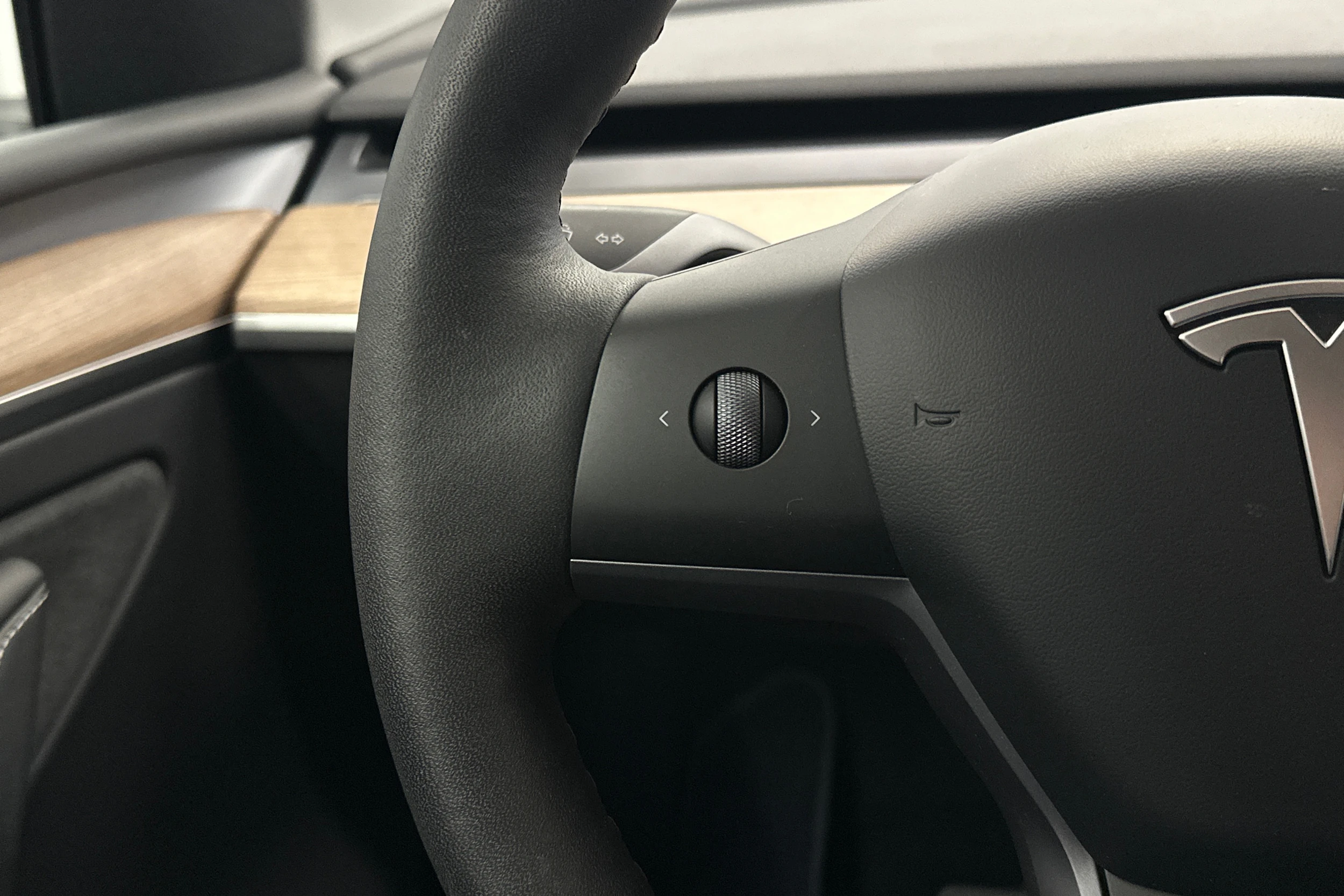 valkoinen Tesla Model Y 2022 kuva 16.