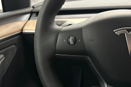 valkoinen Tesla Model Y 2022 kuva 16.