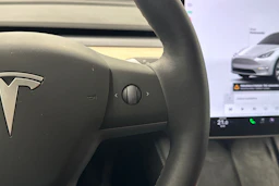 valkoinen Tesla Model Y 2022 kuva 17.