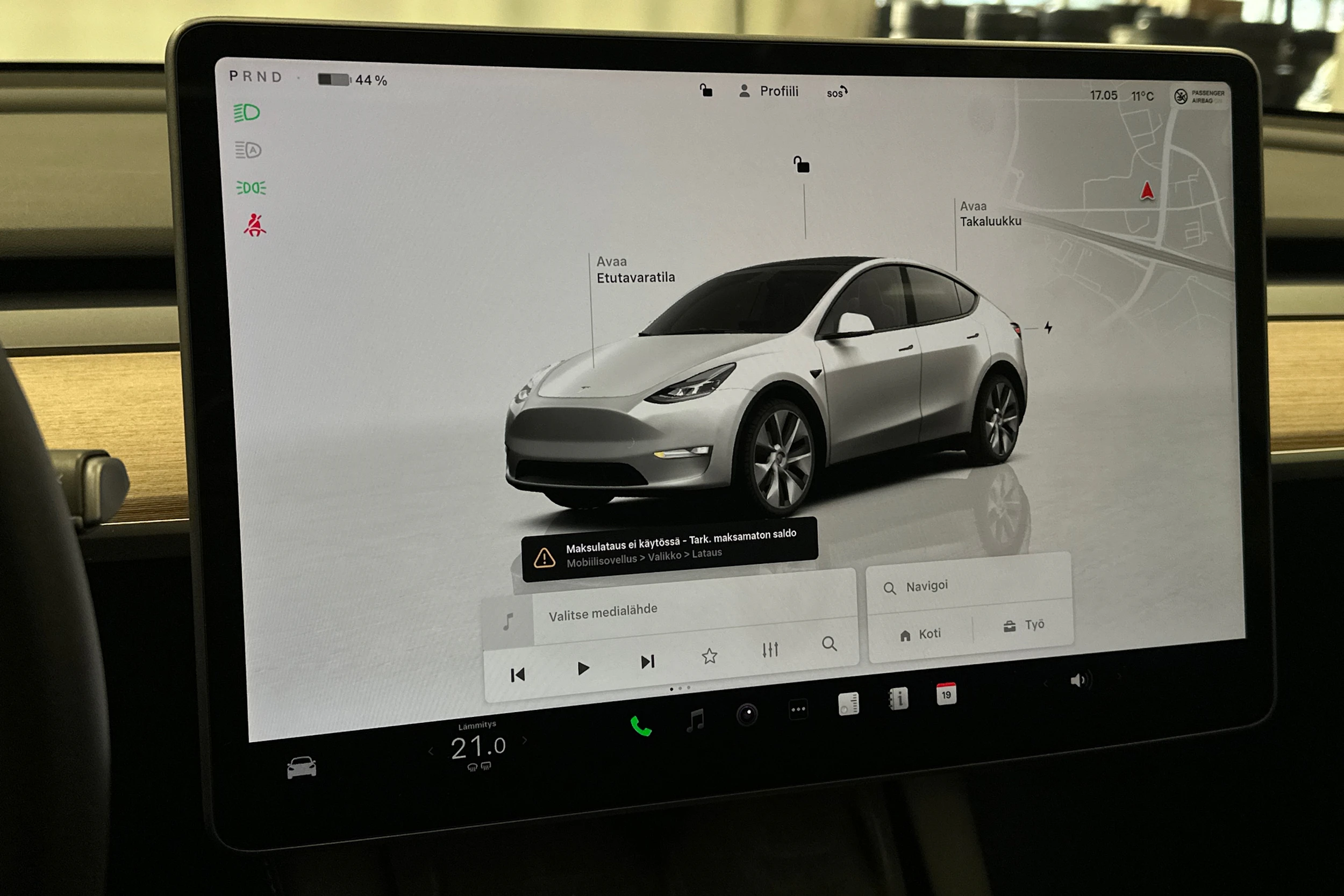 valkoinen Tesla Model Y 2022 kuva 18.