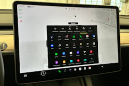 valkoinen Tesla Model Y 2022 kuva 19.