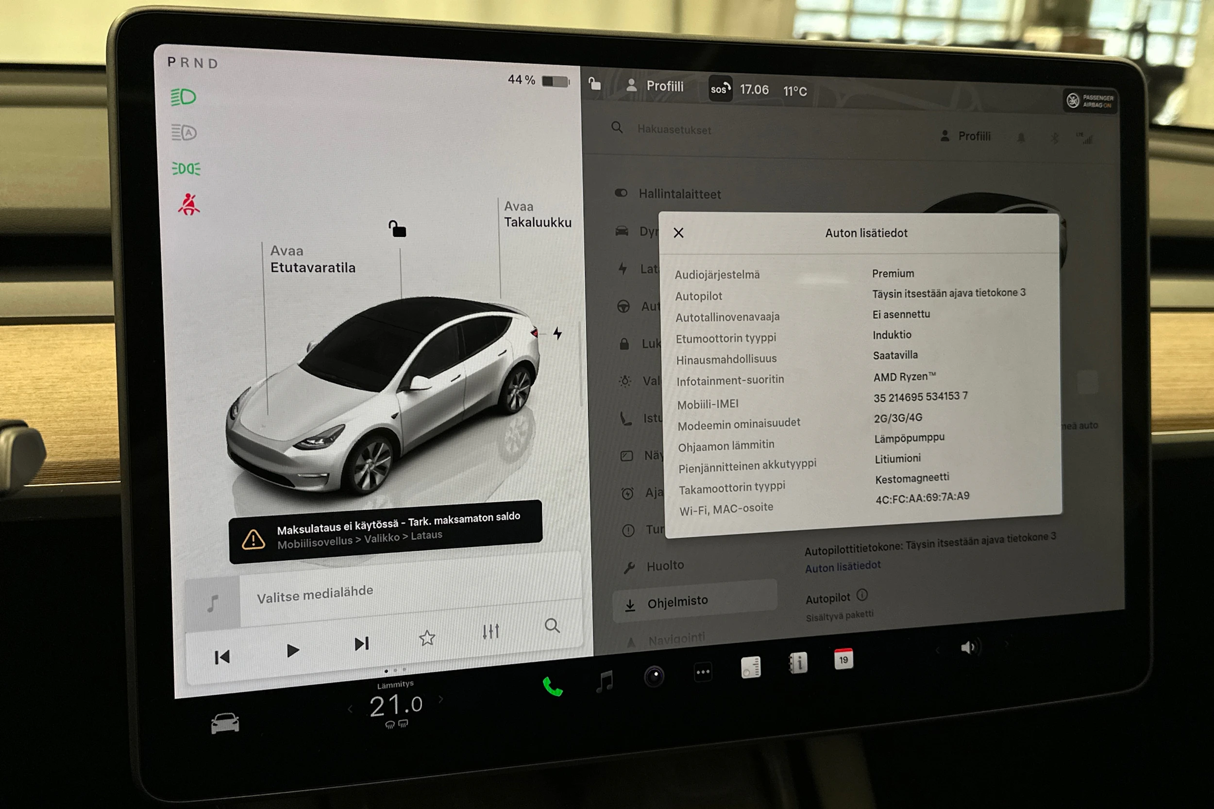 valkoinen Tesla Model Y 2022 kuva 21.