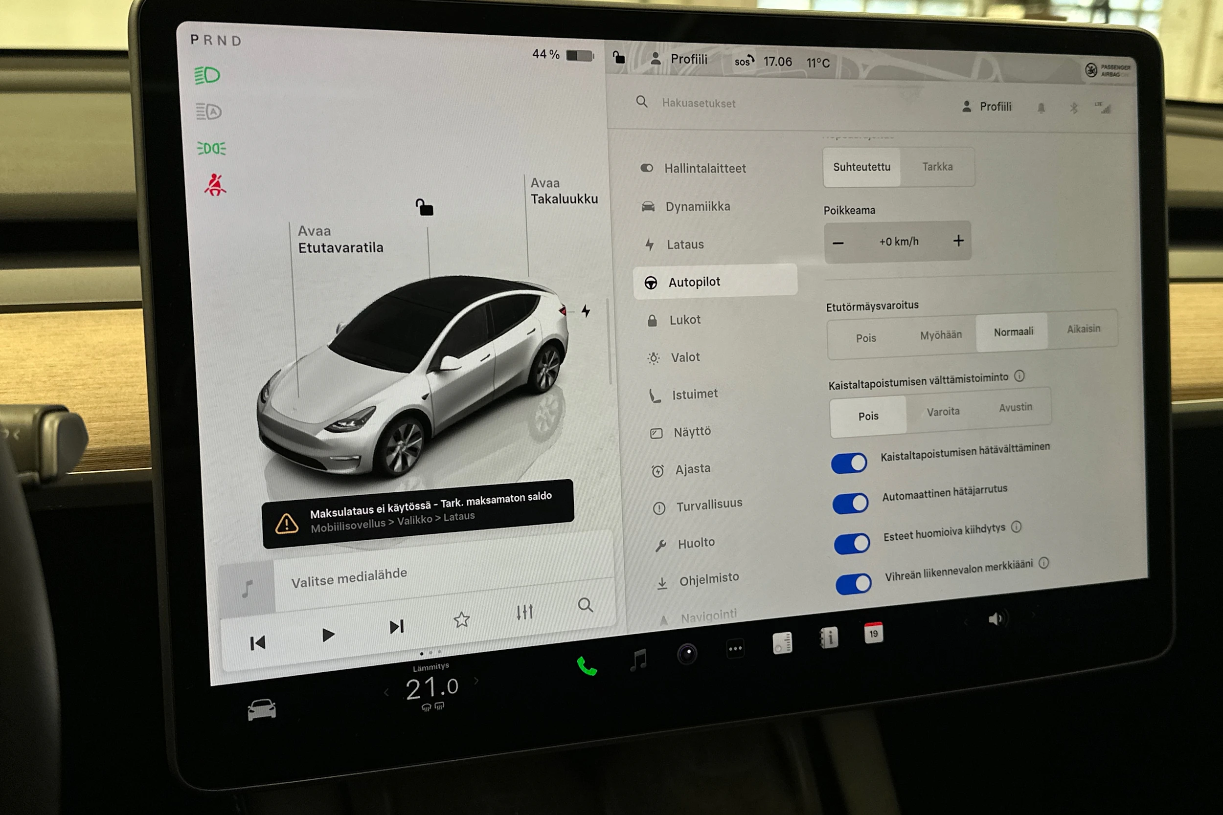 valkoinen Tesla Model Y 2022 kuva 23.