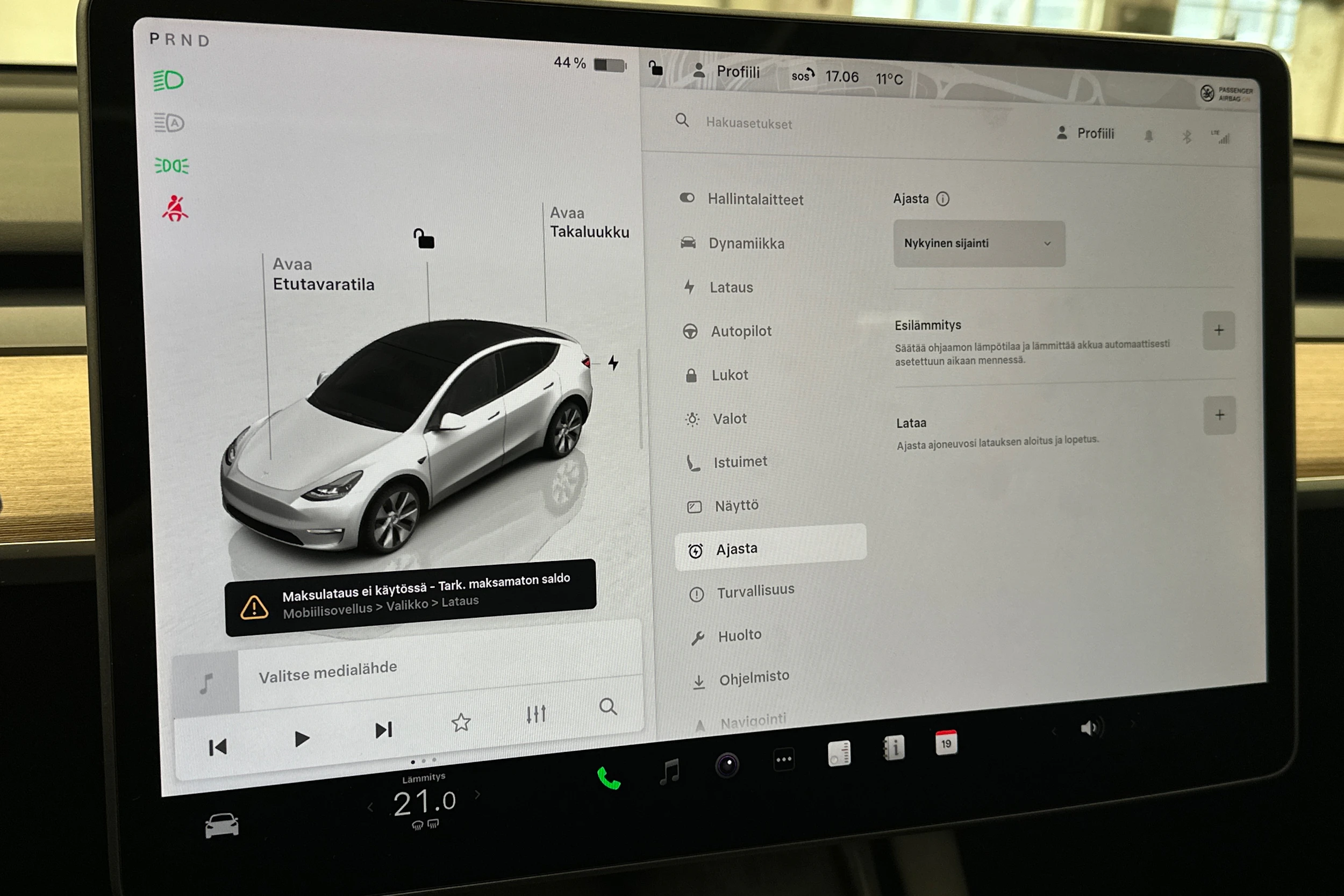 valkoinen Tesla Model Y 2022 kuva 24.