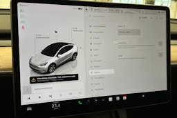 valkoinen Tesla Model Y 2022 kuva 24.