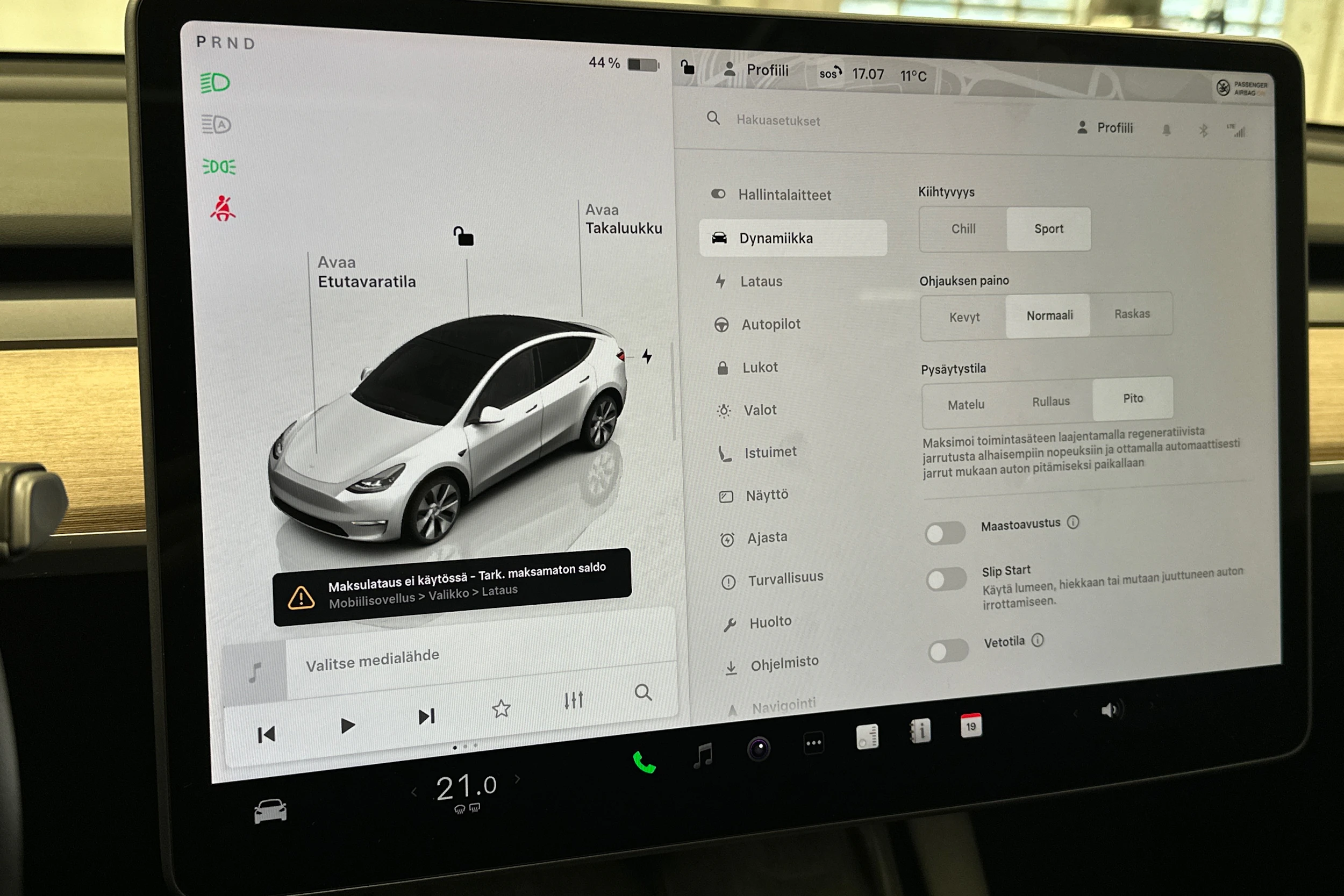 valkoinen Tesla Model Y 2022 kuva 25.
