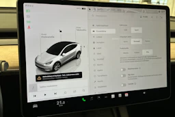 valkoinen Tesla Model Y 2022 kuva 25.