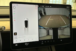 valkoinen Tesla Model Y 2022 kuva 26.