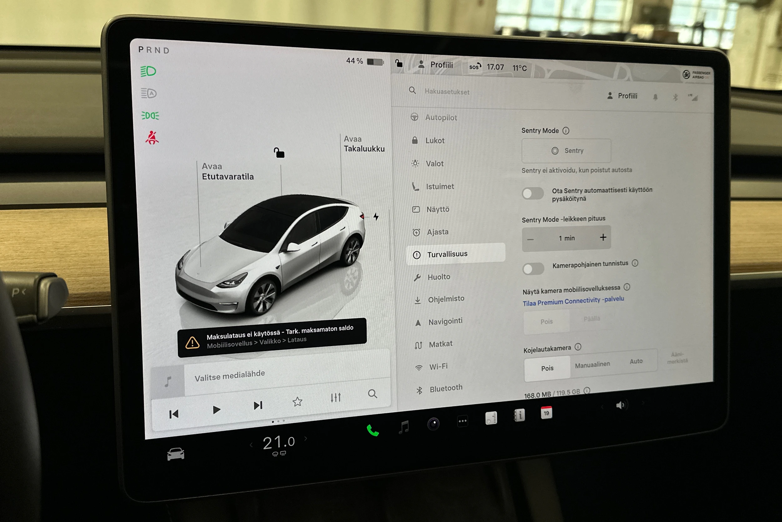 valkoinen Tesla Model Y 2022 kuva 27.