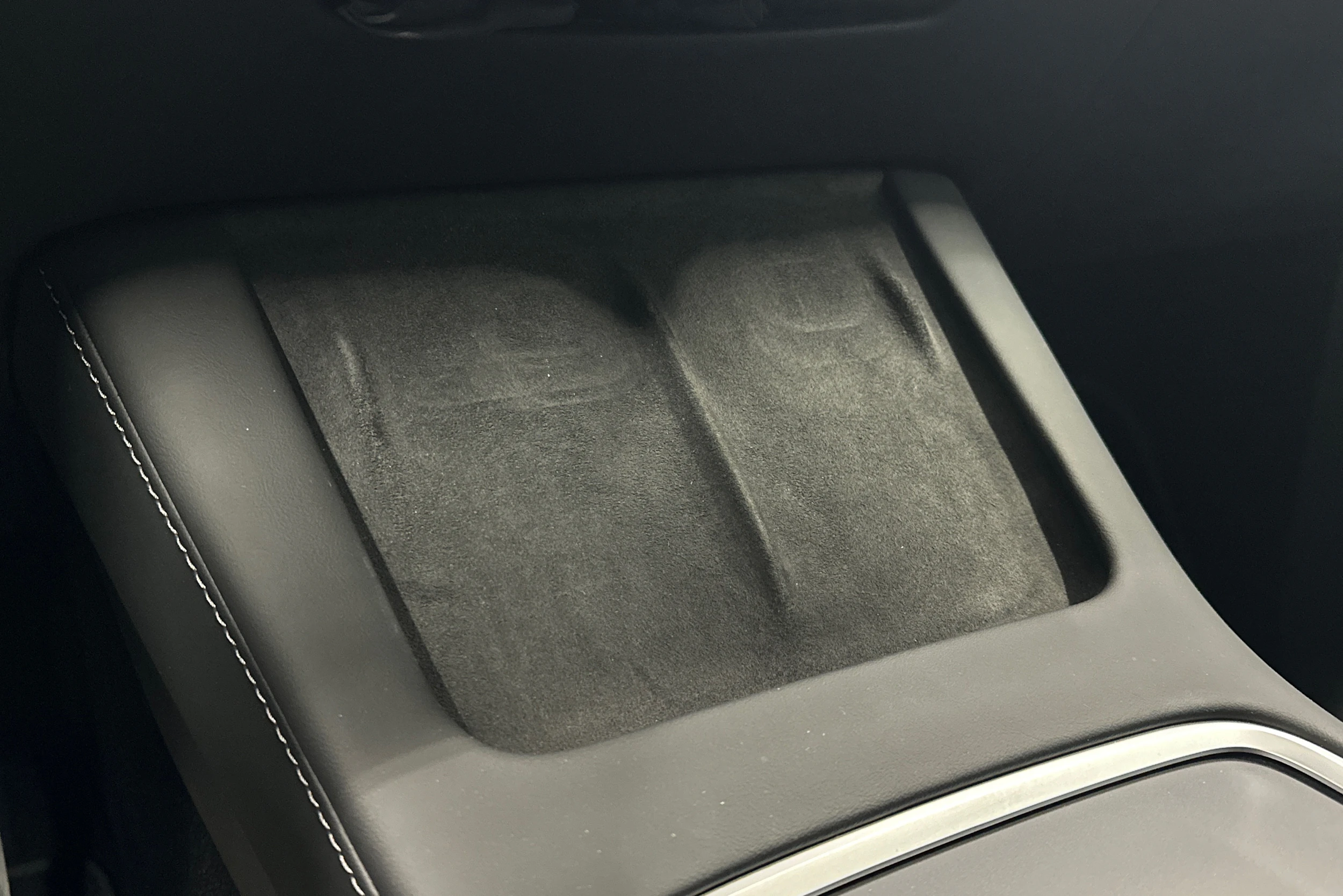 valkoinen Tesla Model Y 2022 kuva 29.