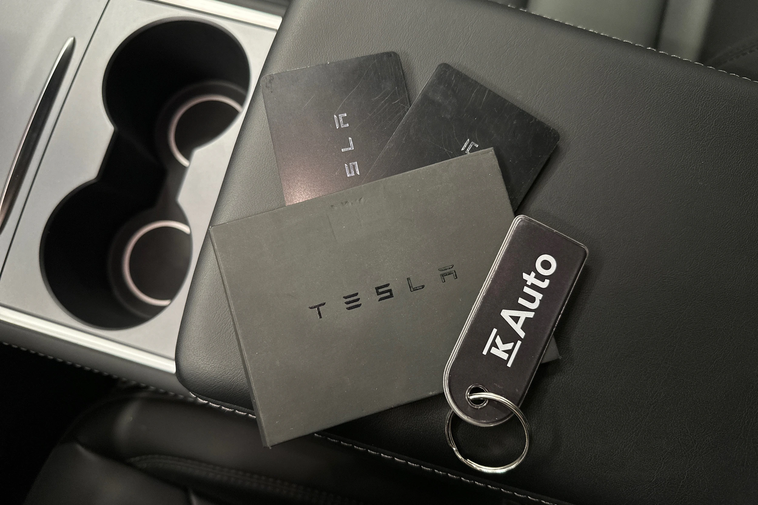 valkoinen Tesla Model Y 2022 kuva 31.