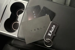 valkoinen Tesla Model Y 2022 kuva 31.