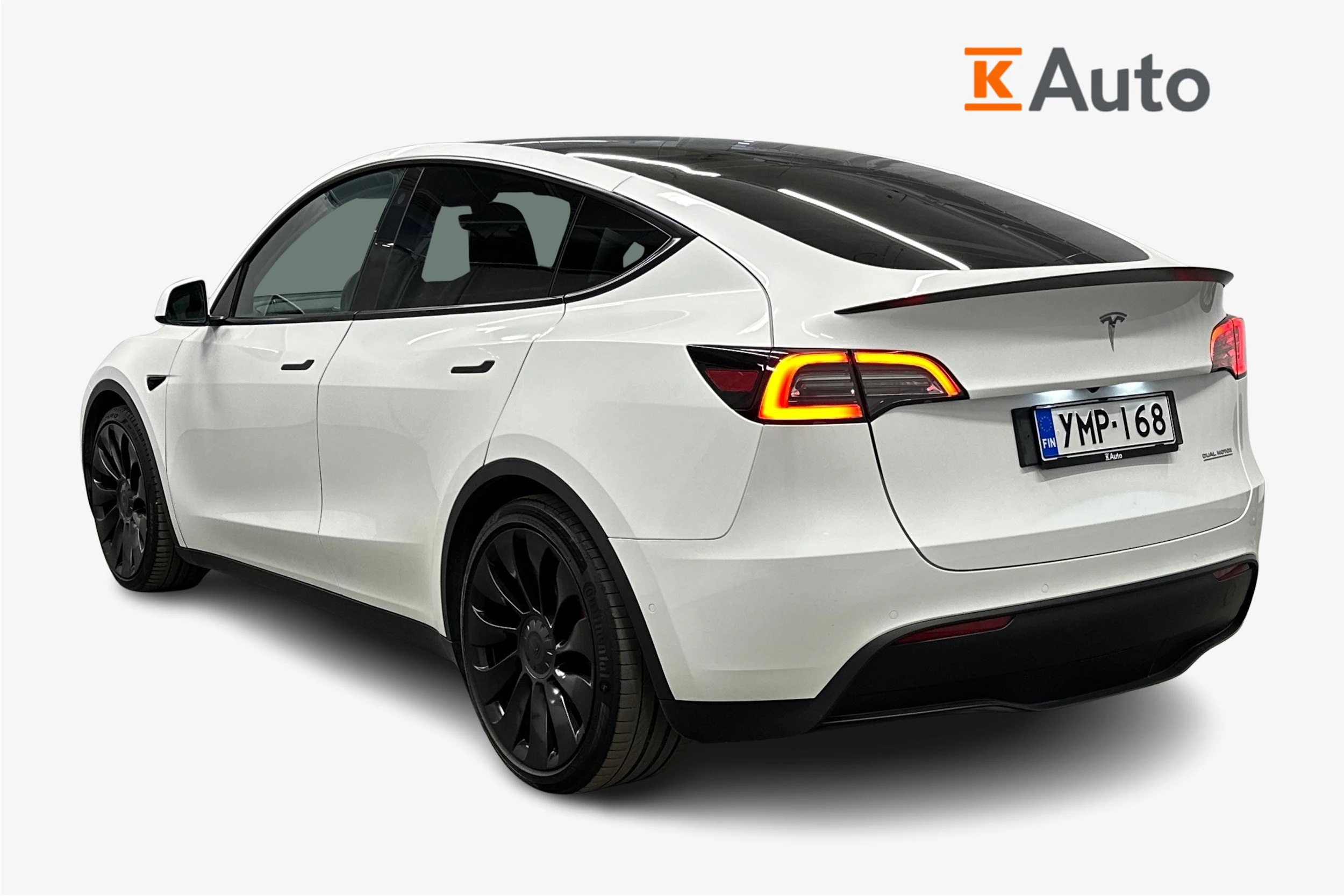 valkoinen Tesla Model Y 2022 kuva 3.