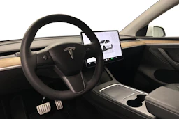 valkoinen Tesla Model Y 2022 kuva 8.