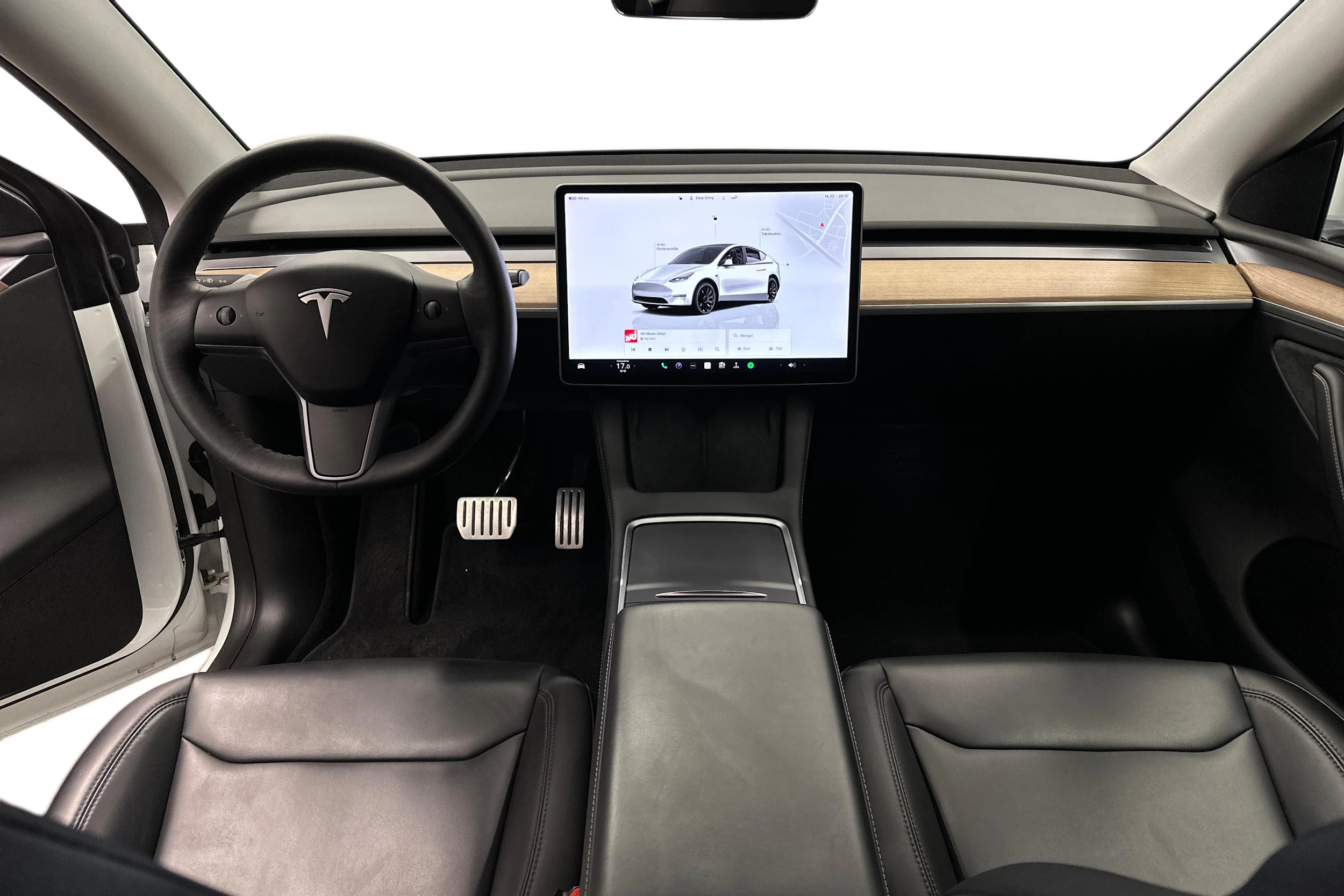 valkoinen Tesla Model Y 2022 kuva 9.