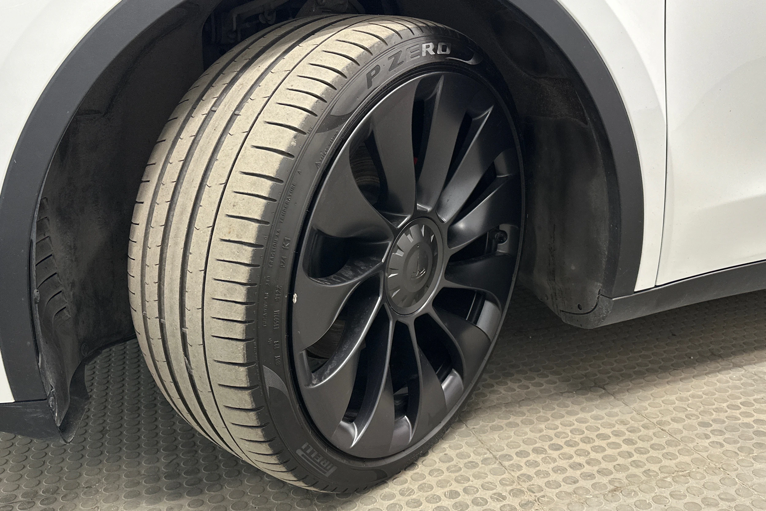 valkoinen Tesla Model Y 2022 kuva 13.