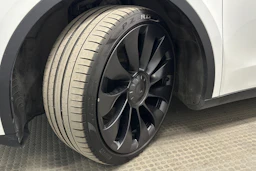 valkoinen Tesla Model Y 2022 kuva 13.