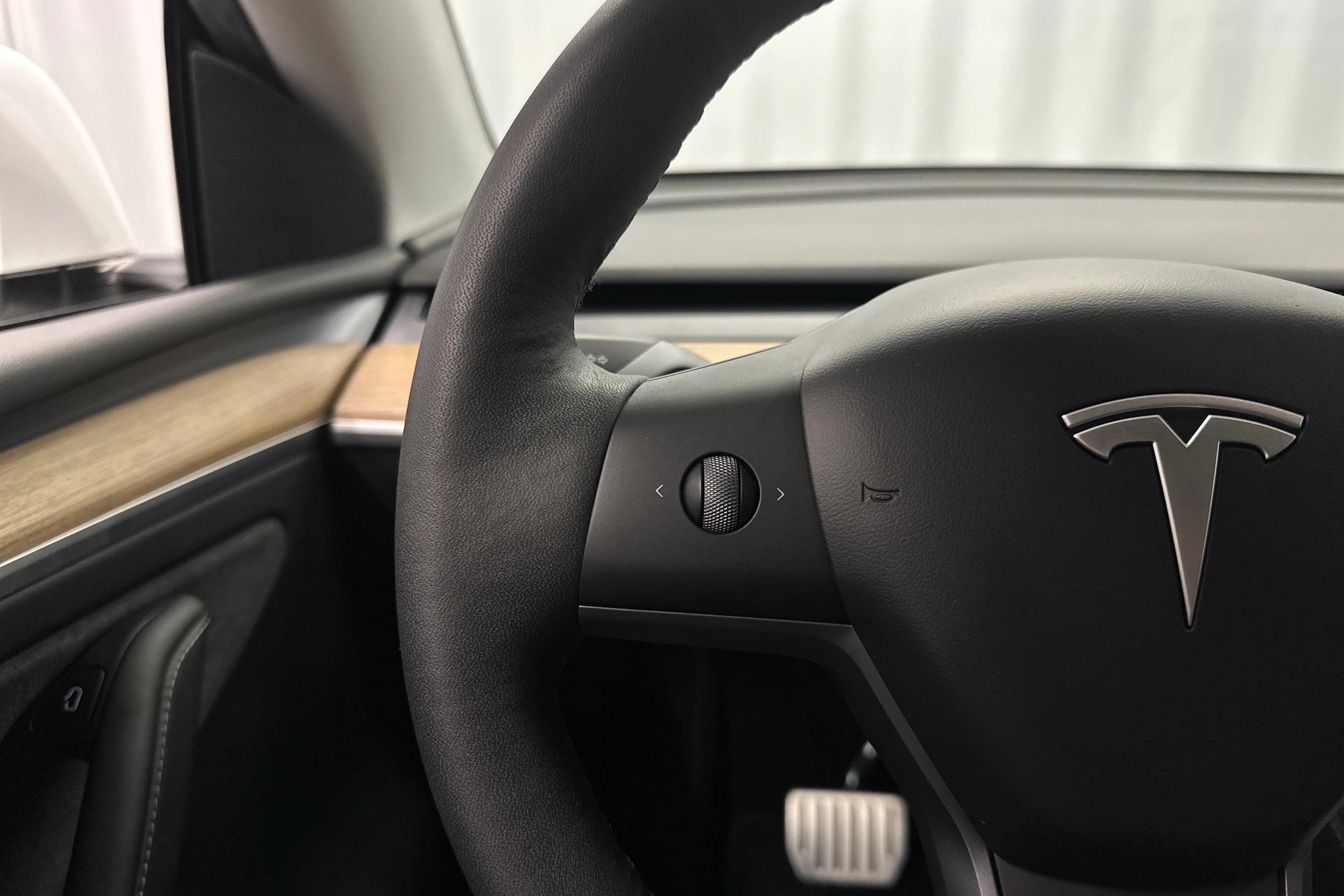 valkoinen Tesla Model Y 2022 kuva 15.