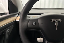 valkoinen Tesla Model Y 2022 kuva 15.