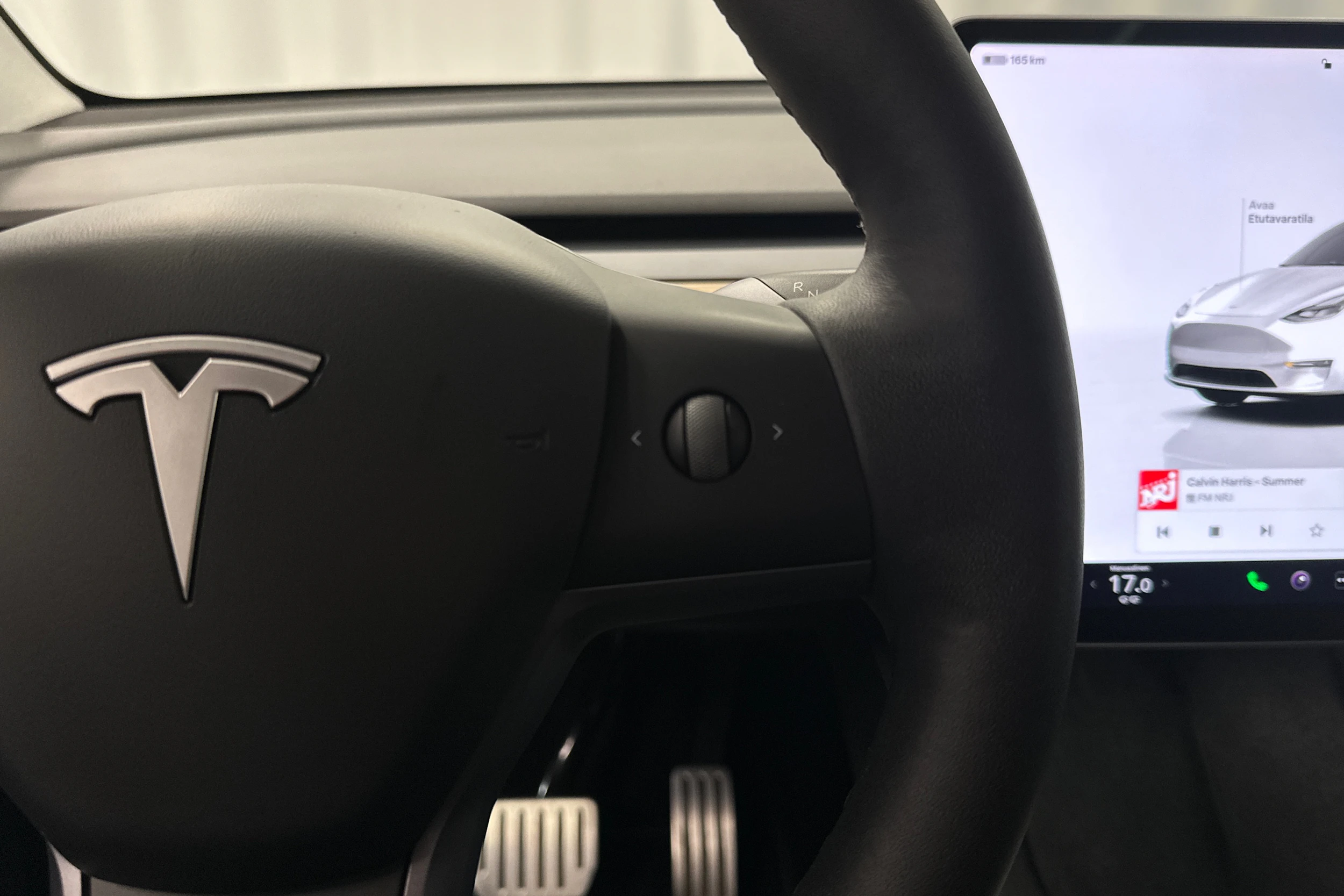 valkoinen Tesla Model Y 2022 kuva 16.