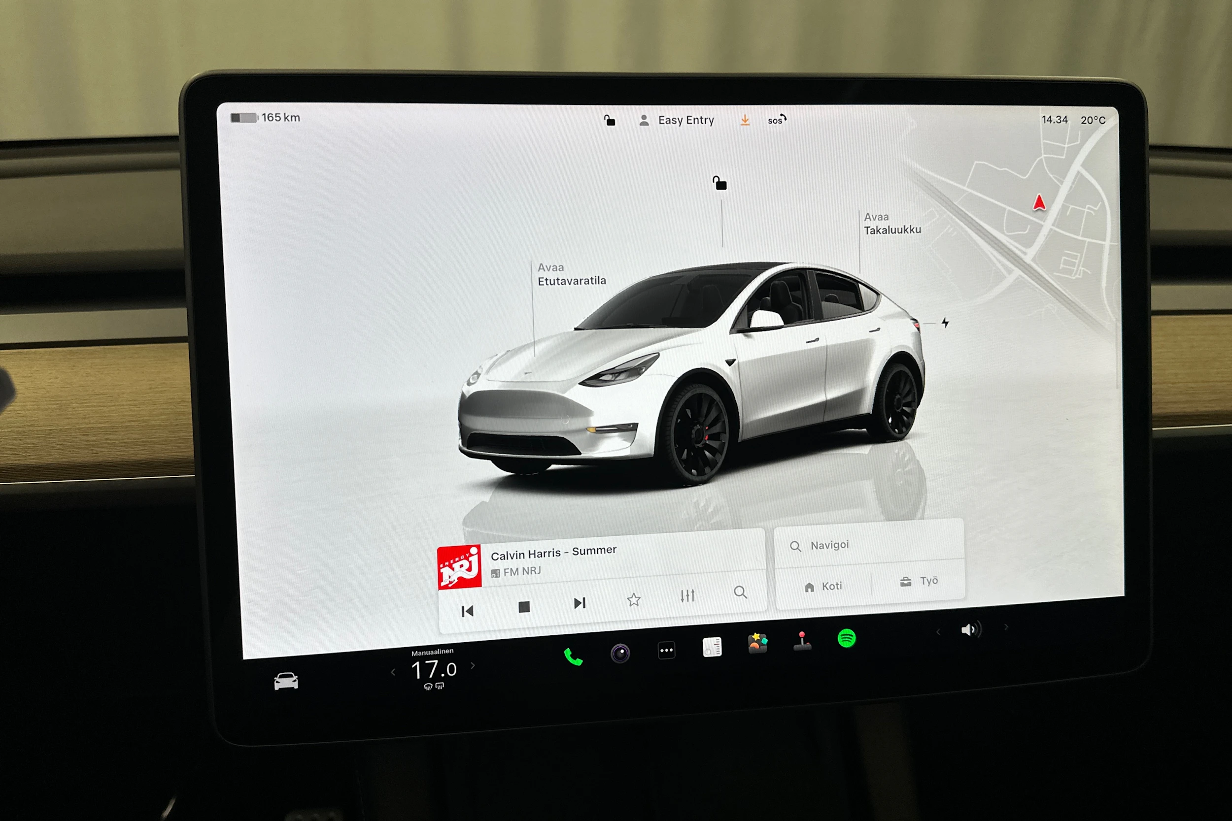valkoinen Tesla Model Y 2022 kuva 17.