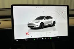 valkoinen Tesla Model Y 2022 kuva 17.