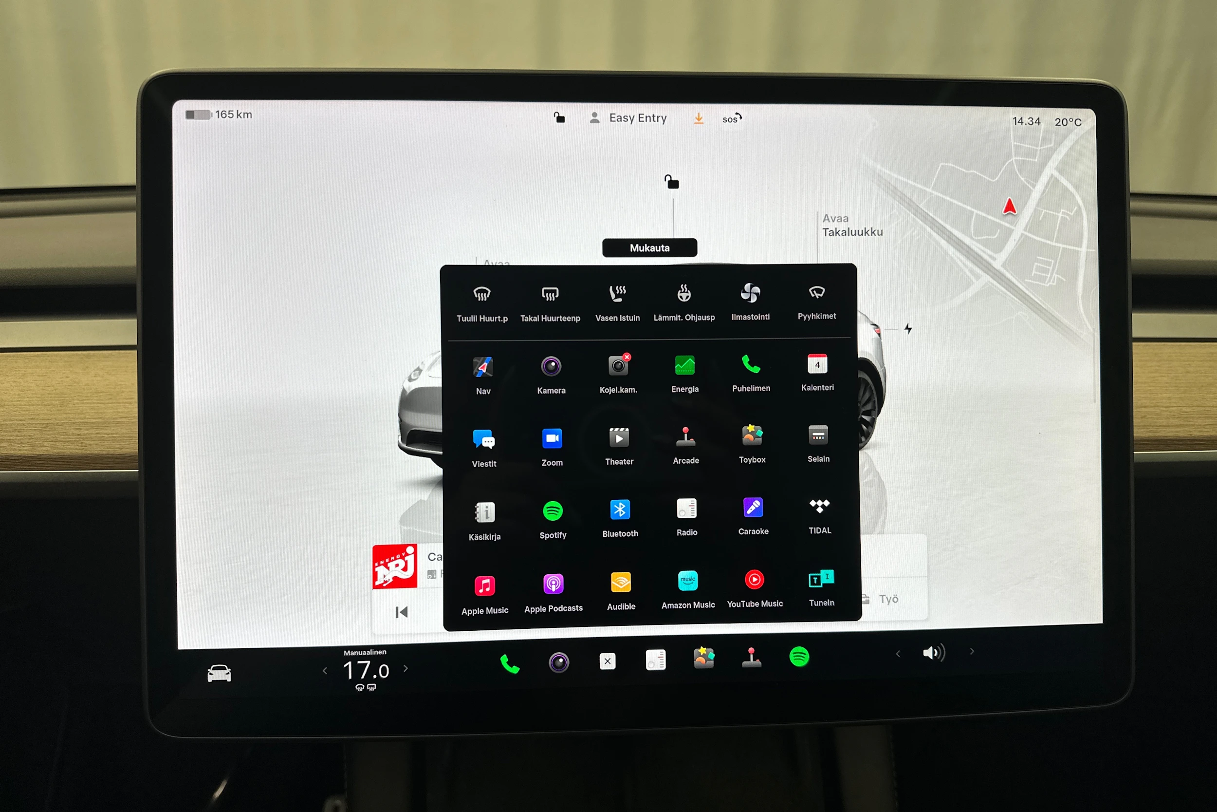 valkoinen Tesla Model Y 2022 kuva 18.