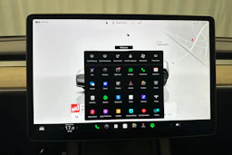 valkoinen Tesla Model Y 2022 kuva 18.