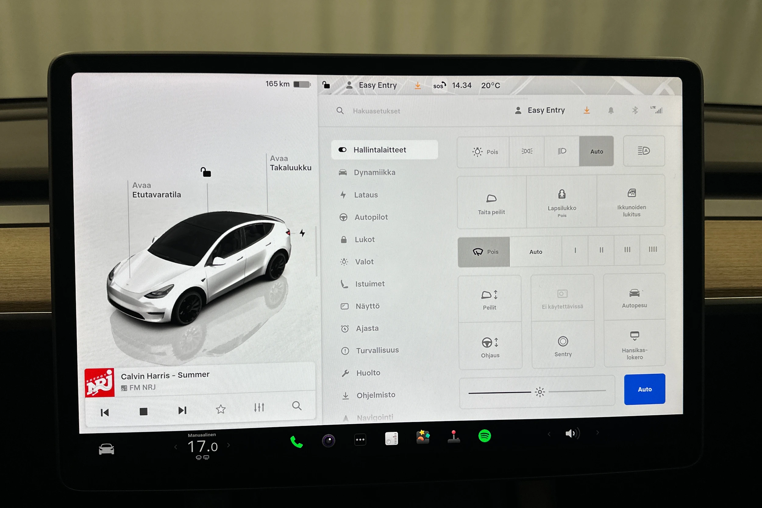 valkoinen Tesla Model Y 2022 kuva 19.